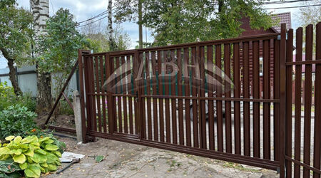 Откатные ворота из Евроштакетника с калиткой - п. Мыза-Ивановка 2